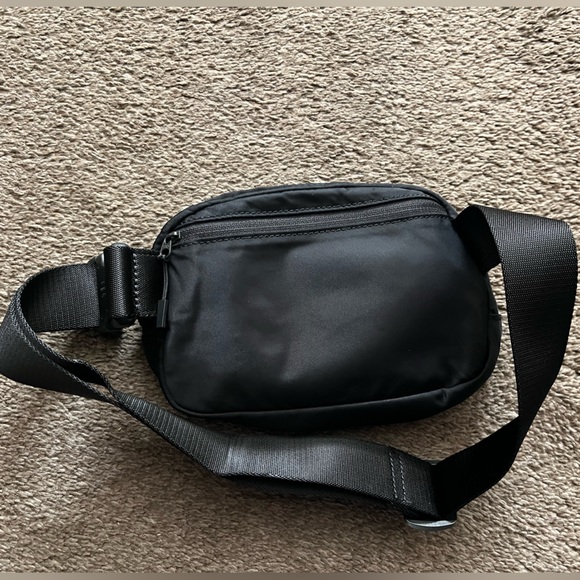 COPY - Lululemon Everywhere Belt Bag in Black - Picture 5 of 5